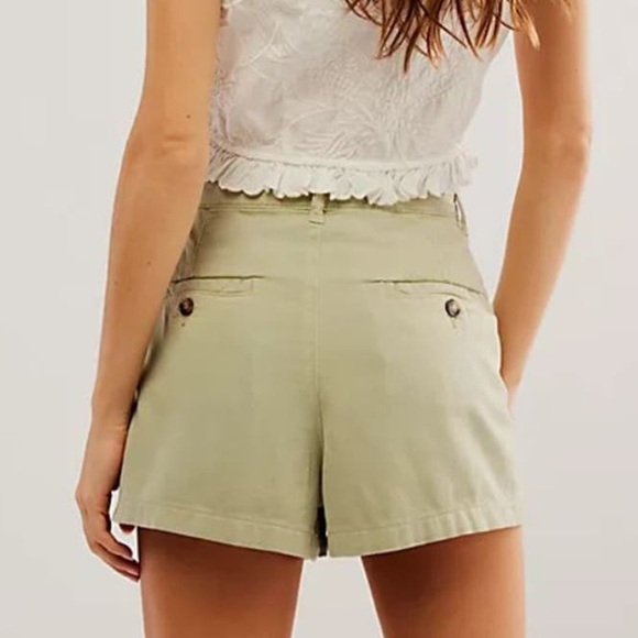 Free People Billie Chino Olive Green Pleated Shorts - Size 12 - Picture 6 of 6